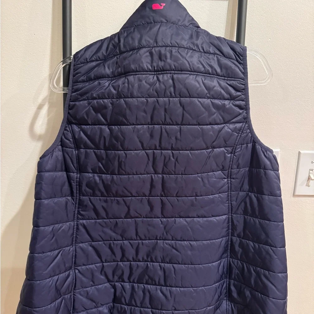 Vineyard Vines Women’s Mountain Weekend Puffer Vest - Picture 3 of 7